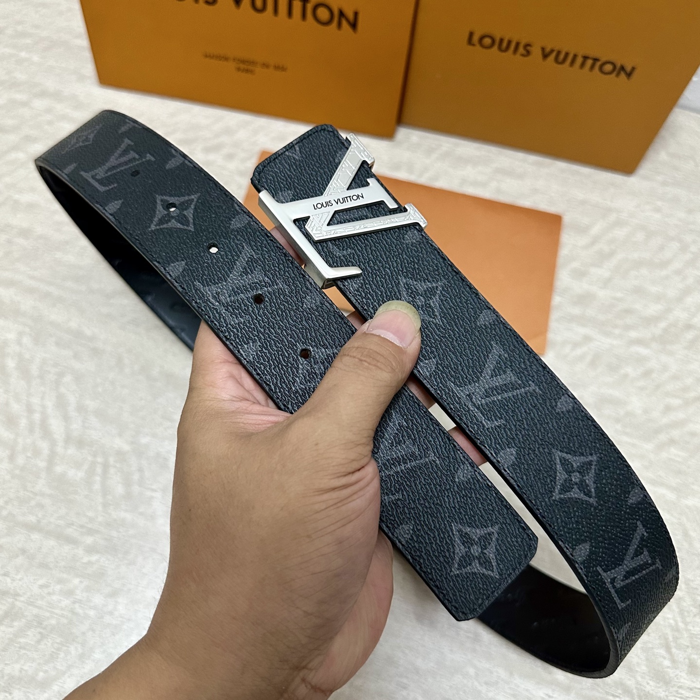 LV.路易威登 宽40MM双面原版小牛皮 搭配单钌钯电镀扣 完美的手感.油边 出众的设计.风格 高贵奢华