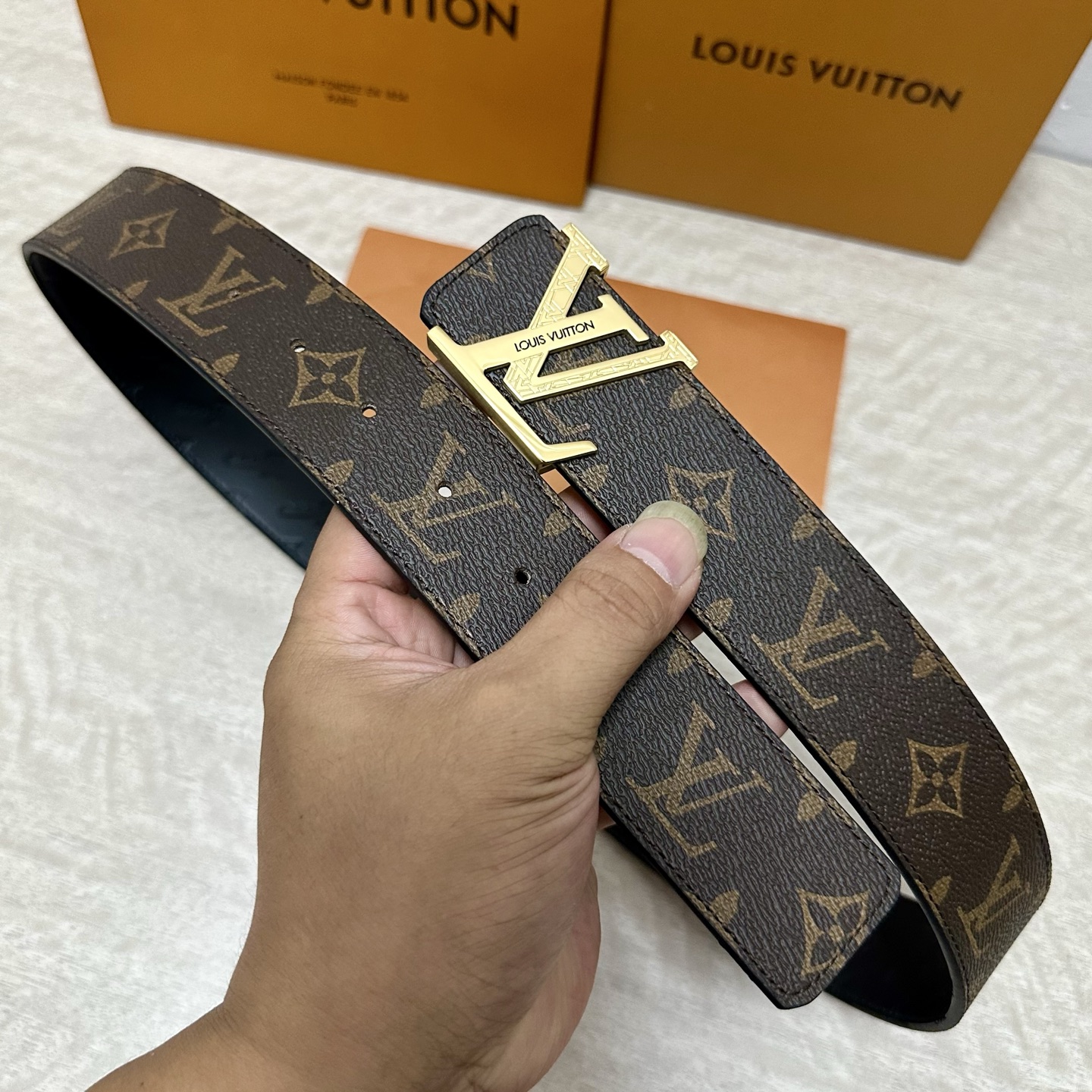 LV.路易威登 宽40MM双面原版小牛皮 搭配单钌钯电镀扣 完美的手感.油边 出众的设计.风格 高贵奢华