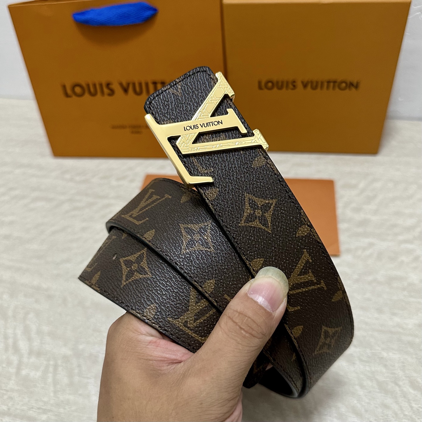 LV.路易威登 宽40MM双面原版小牛皮 搭配单钌钯电镀扣 完美的手感.油边 出众的设计.风格 高贵奢华