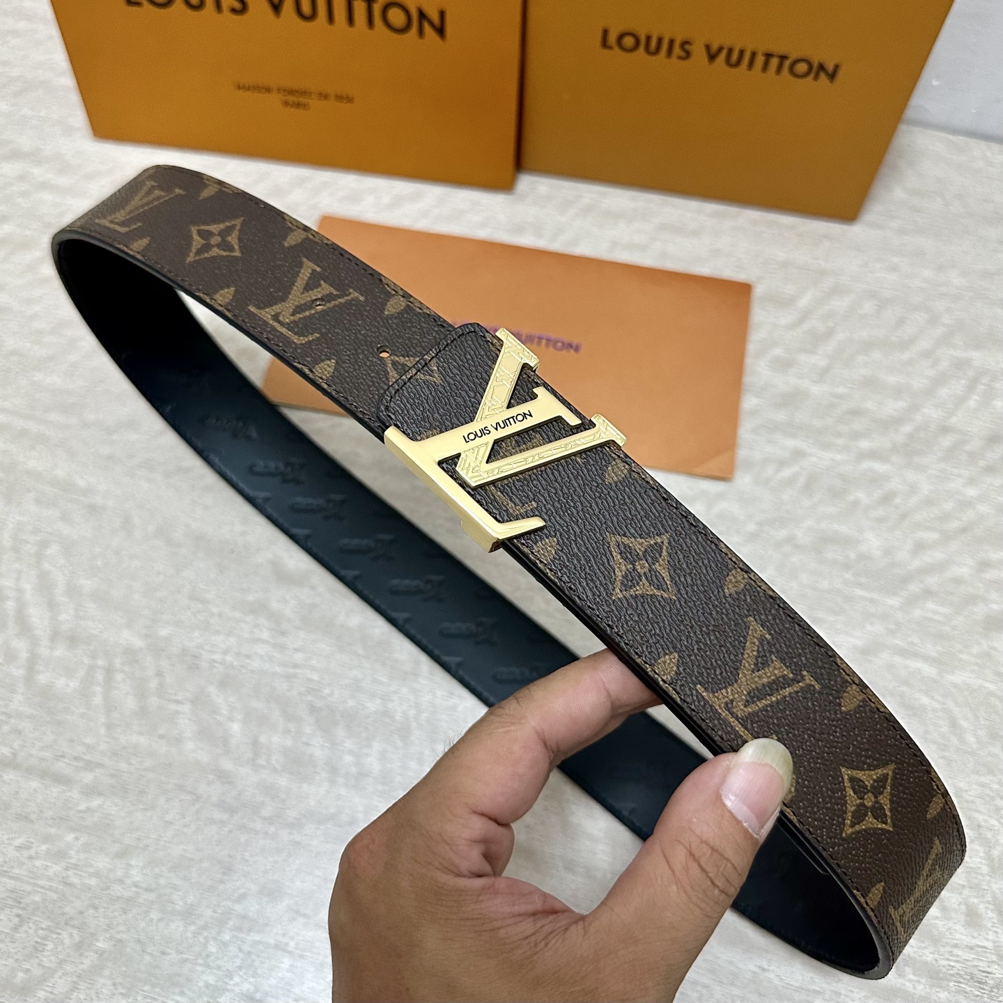LV.路易威登 宽40MM双面原版小牛皮 搭配单钌钯电镀扣 完美的手感.油边 出众的设计.风格 高贵奢华