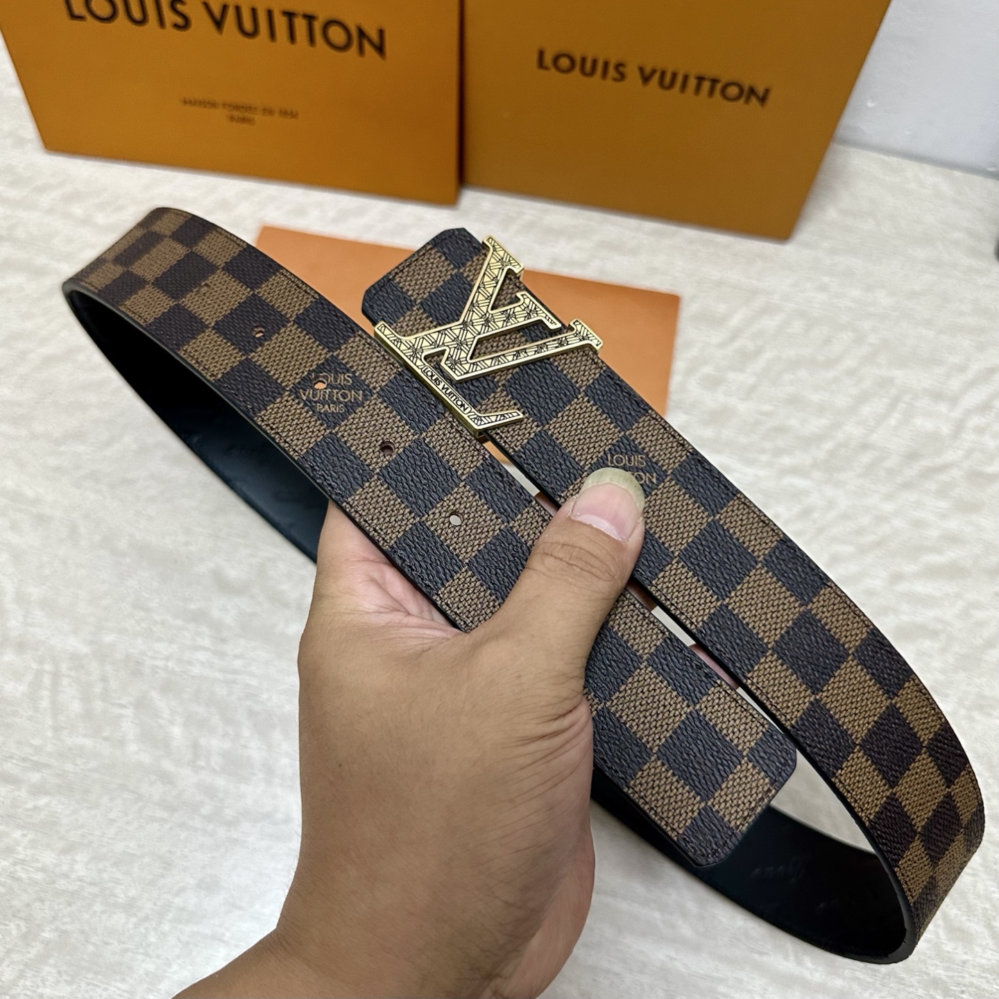 LV.路易威登 宽40MM双面原版小牛皮 搭配单钌钯电镀扣 完美的手感.油边 出众的设计.风格 高贵奢华