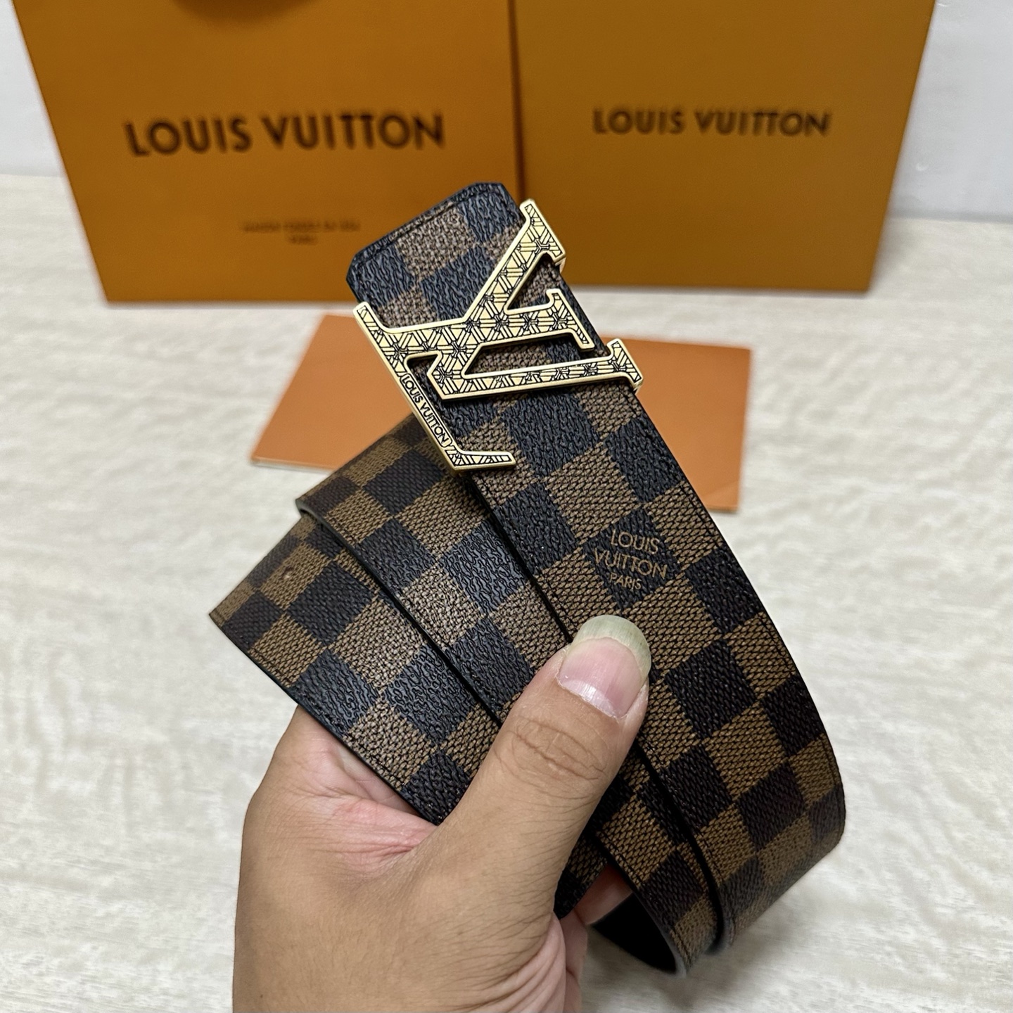 LV.路易威登 宽40MM双面原版小牛皮 搭配单钌钯电镀扣 完美的手感.油边 出众的设计.风格 高贵奢华