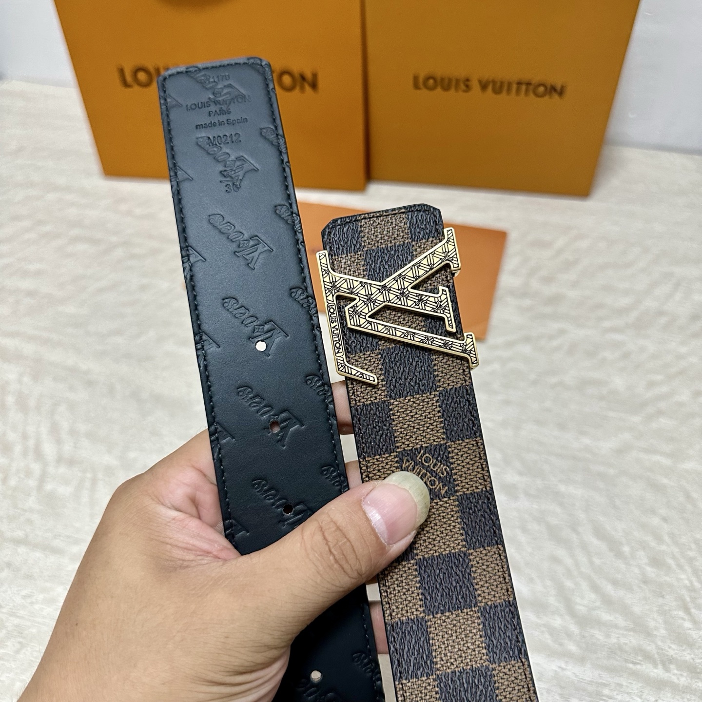 LV.路易威登 宽40MM双面原版小牛皮 搭配单钌钯电镀扣 完美的手感.油边 出众的设计.风格 高贵奢华