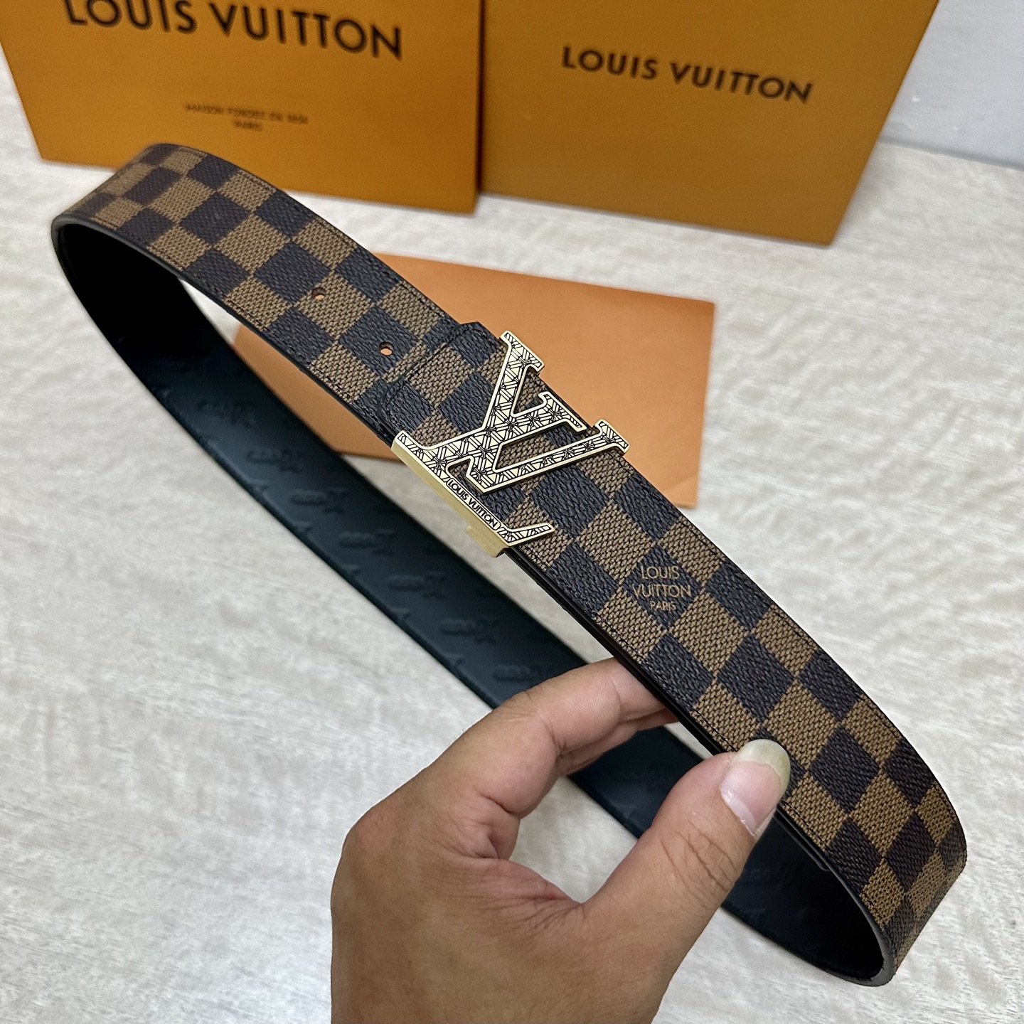 LV.路易威登 宽40MM双面原版小牛皮 搭配单钌钯电镀扣 完美的手感.油边 出众的设计.风格 高贵奢华