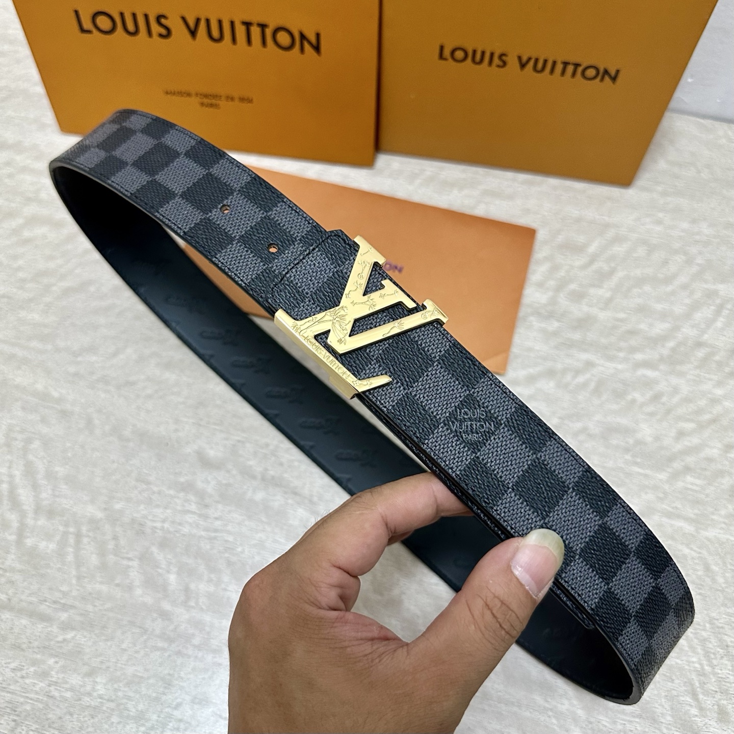 LV.路易威登 宽40MM双面原版小牛皮 搭配单钌钯电镀扣 完美的手感.油边 出众的设计.风格 高贵奢华
