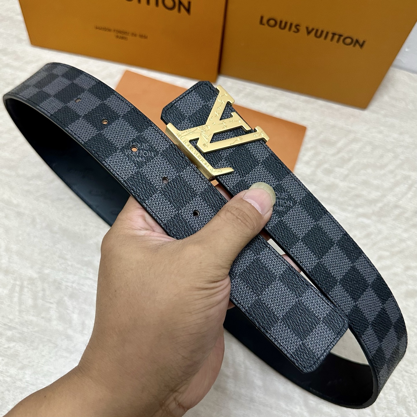 LV.路易威登 宽40MM双面原版小牛皮 搭配单钌钯电镀扣 完美的手感.油边 出众的设计.风格 高贵奢华