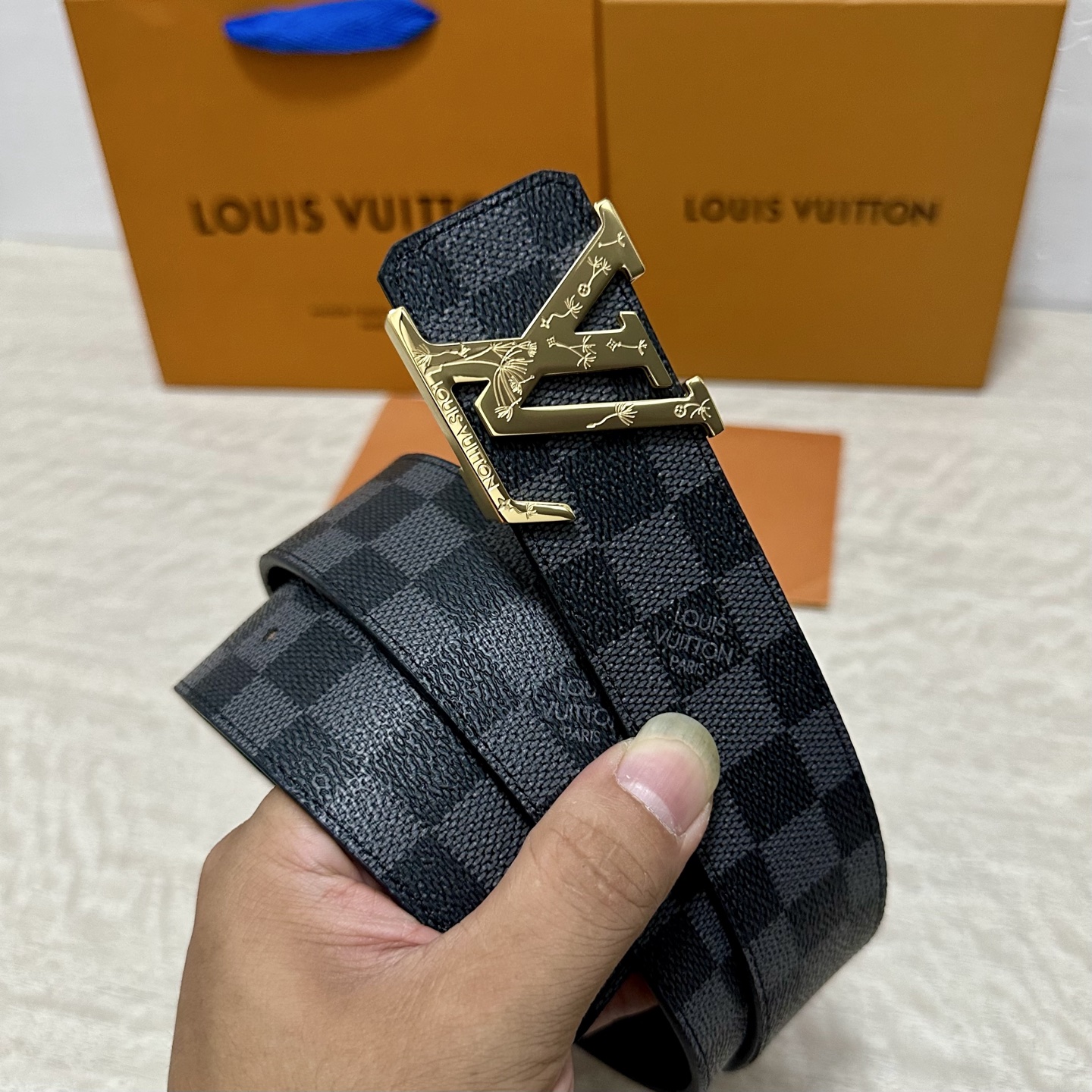 LV.路易威登 宽40MM双面原版小牛皮 搭配单钌钯电镀扣 完美的手感.油边 出众的设计.风格 高贵奢华