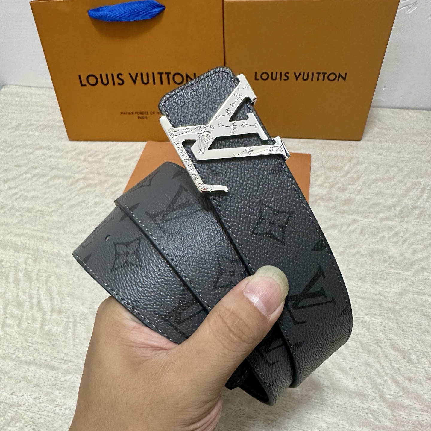 LV.路易威登 宽40MM双面原版小牛皮 搭配单钌钯电镀扣 完美的手感.油边 出众的设计.风格 高贵奢华