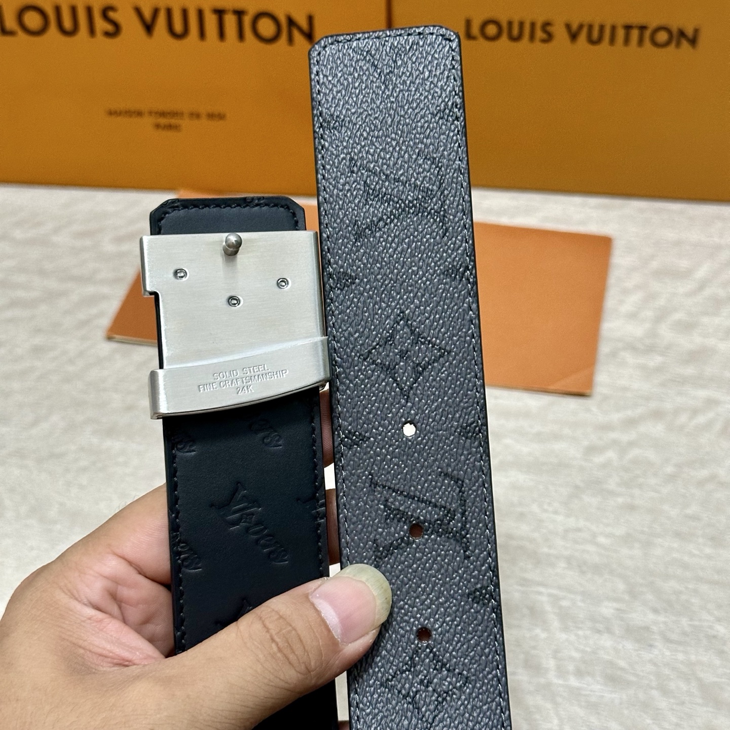 LV.路易威登 宽40MM双面原版小牛皮 搭配单钌钯电镀扣 完美的手感.油边 出众的设计.风格 高贵奢华