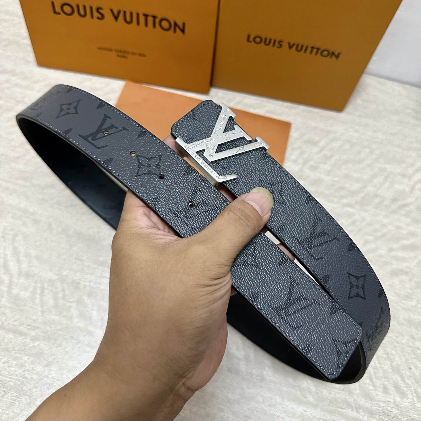 LV.路易威登 宽40MM双面原版小牛皮 搭配单钌钯电镀扣 完美的手感.油边 出众的设计.风格 高贵奢华