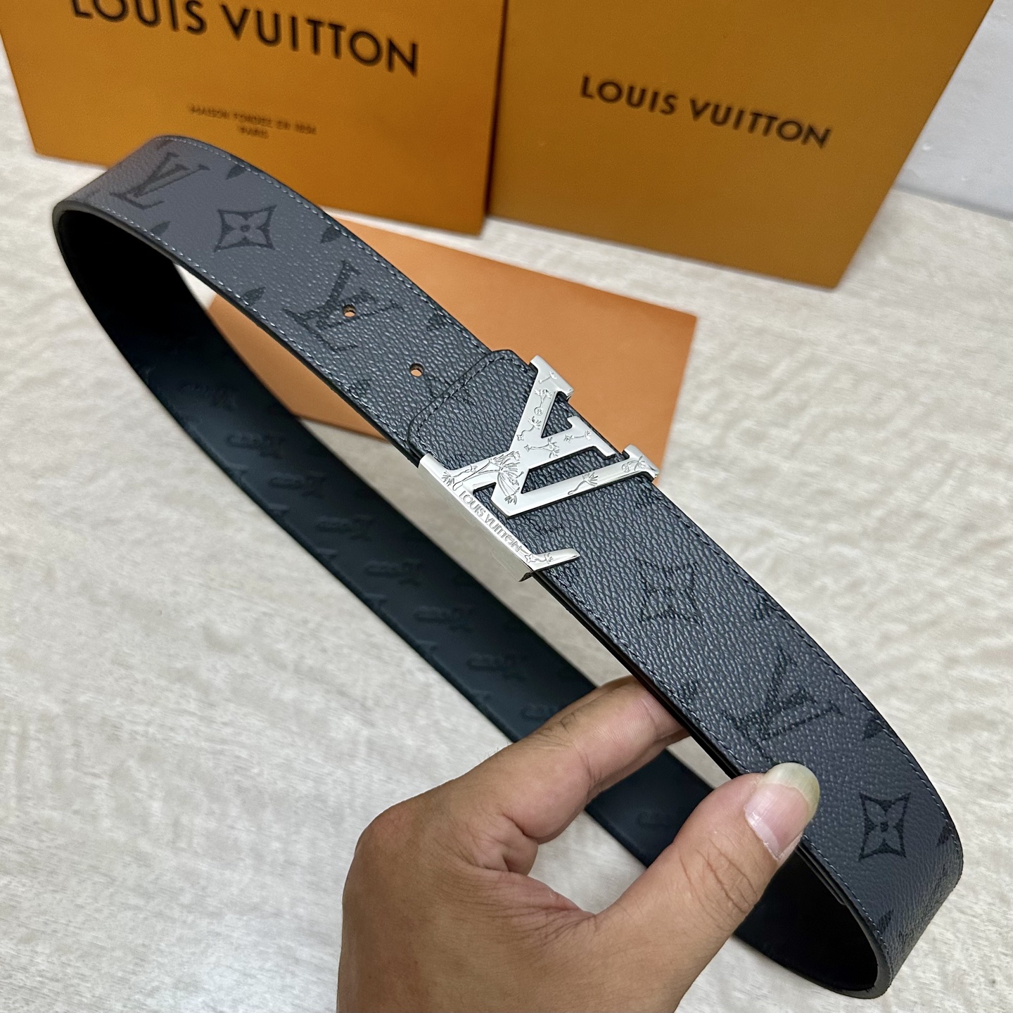 LV.路易威登 宽40MM双面原版小牛皮 搭配单钌钯电镀扣 完美的手感.油边 出众的设计.风格 高贵奢华