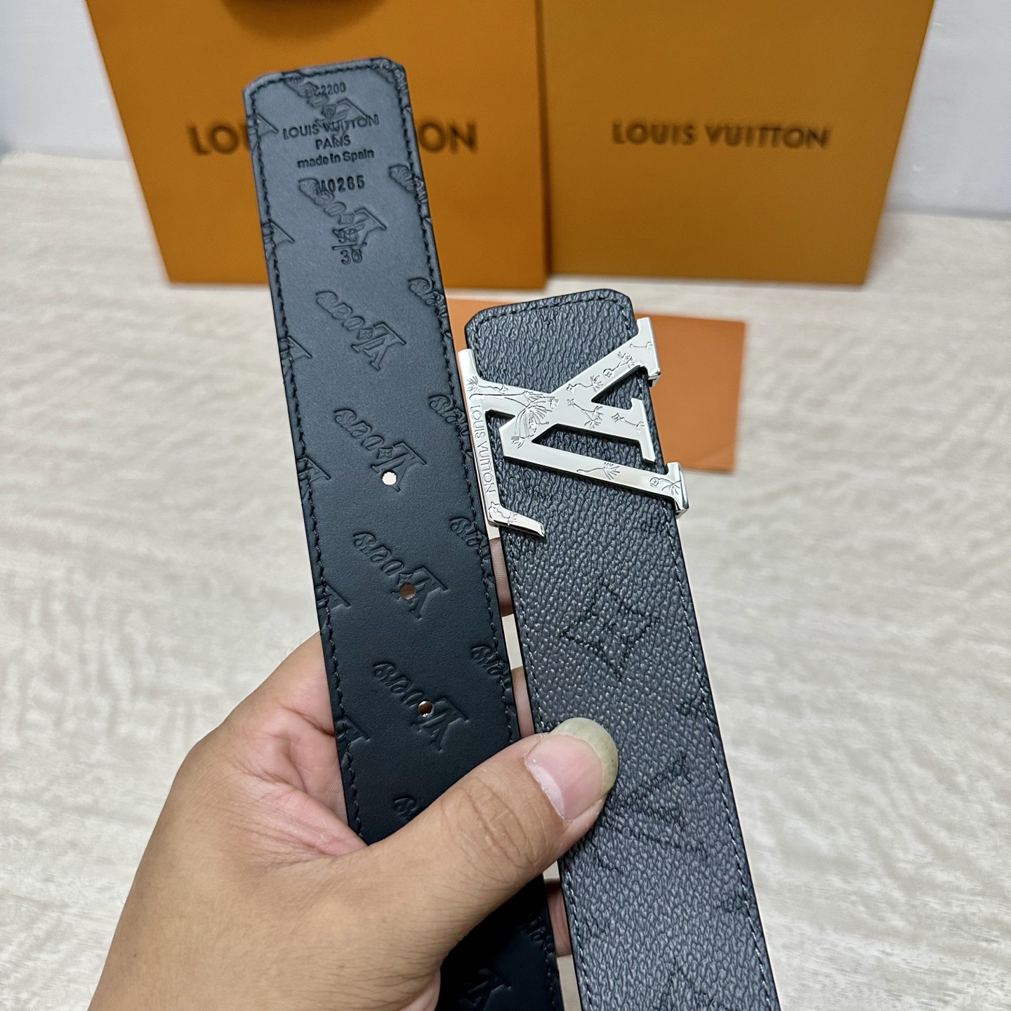 LV.路易威登 宽40MM双面原版小牛皮 搭配单钌钯电镀扣 完美的手感.油边 出众的设计.风格 高贵奢华