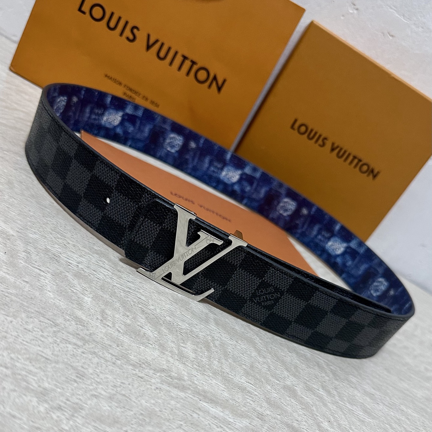 LV 宽4.0cm 双面腰带将两式经典融于一处。Monogram 印花瞩目放大，与焕新 Monogram