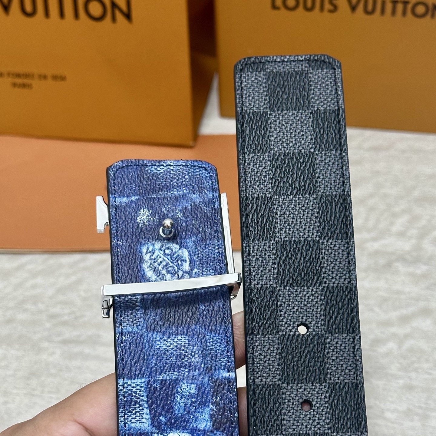 LV 宽4.0cm 双面腰带将两式经典融于一处。Monogram 印花瞩目放大，与焕新 Monogram