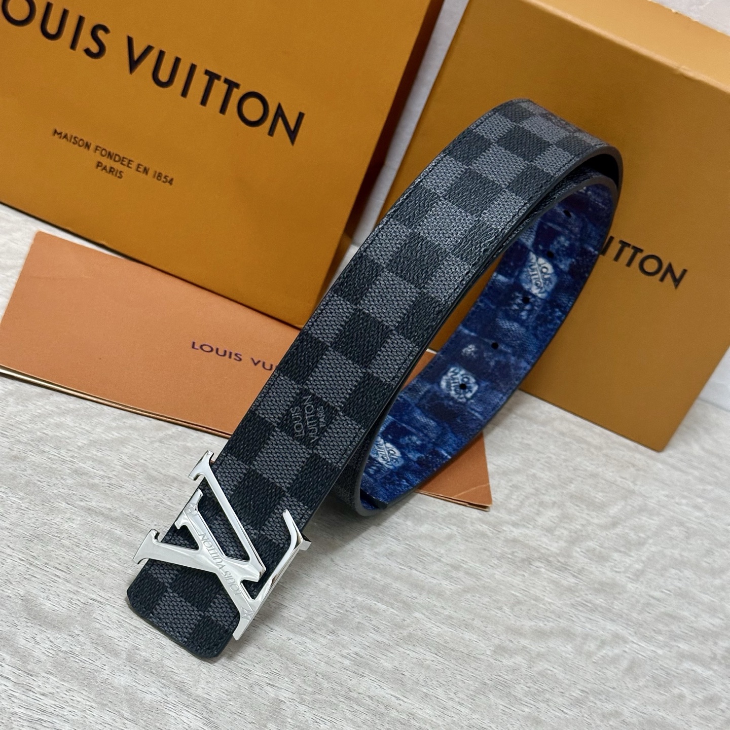 LV 宽4.0cm 双面腰带将两式经典融于一处。Monogram 印花瞩目放大，与焕新 Monogram