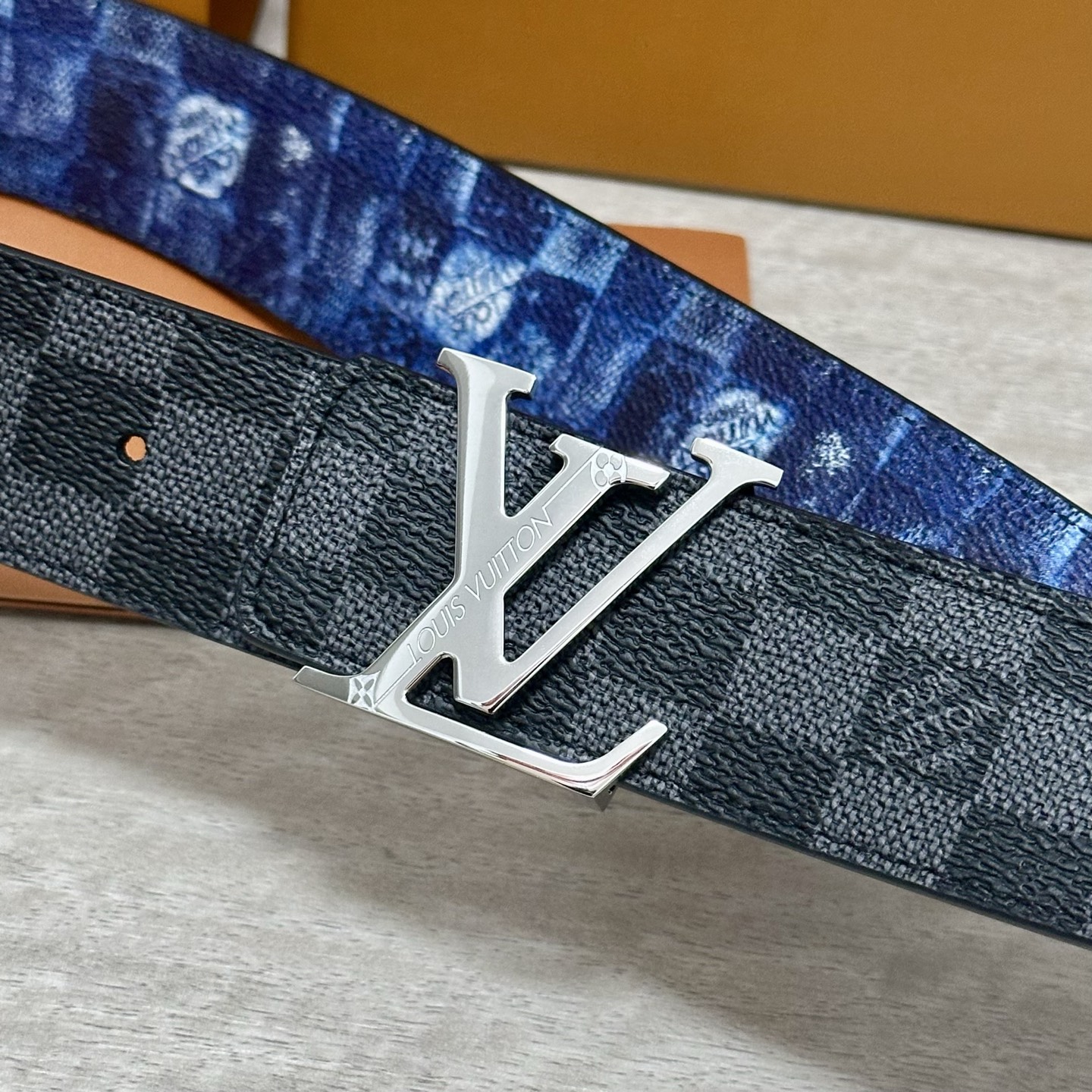 LV 宽4.0cm 双面腰带将两式经典融于一处。Monogram 印花瞩目放大，与焕新 Monogram