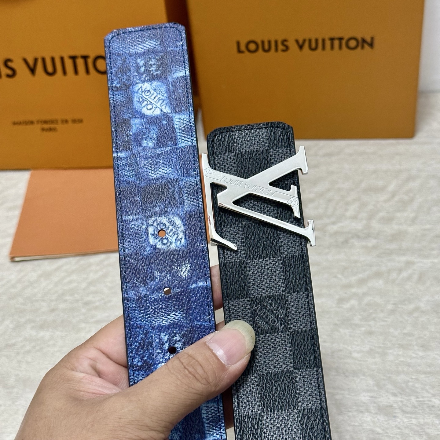 LV 宽4.0cm 双面腰带将两式经典融于一处。Monogram 印花瞩目放大，与焕新 Monogram