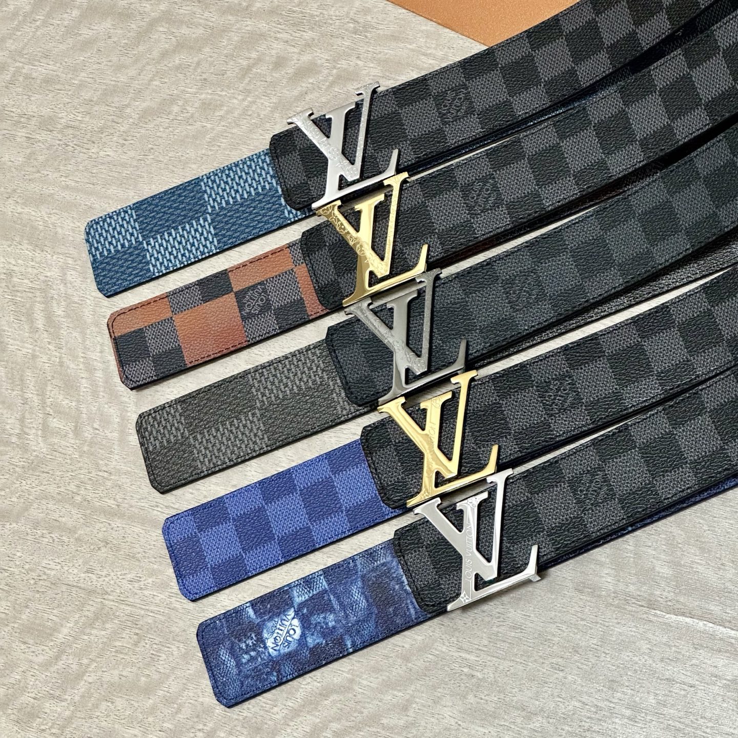 LV 宽4.0cm 双面腰带将两式经典融于一处。Monogram 印花瞩目放大，与焕新 Monogram
