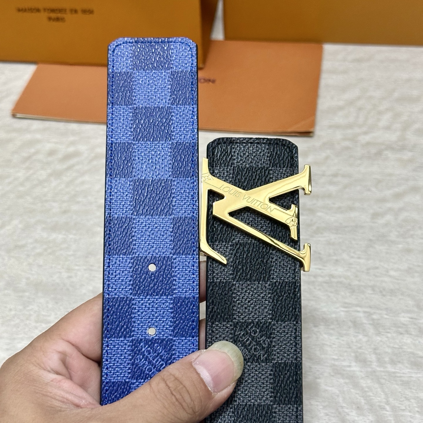 LV 宽4.0cm 双面腰带将两式经典融于一处。Monogram 印花瞩目放大，与焕新 Monogram