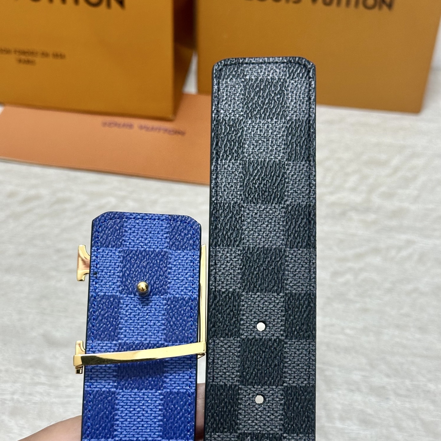 LV 宽4.0cm 双面腰带将两式经典融于一处。Monogram 印花瞩目放大，与焕新 Monogram