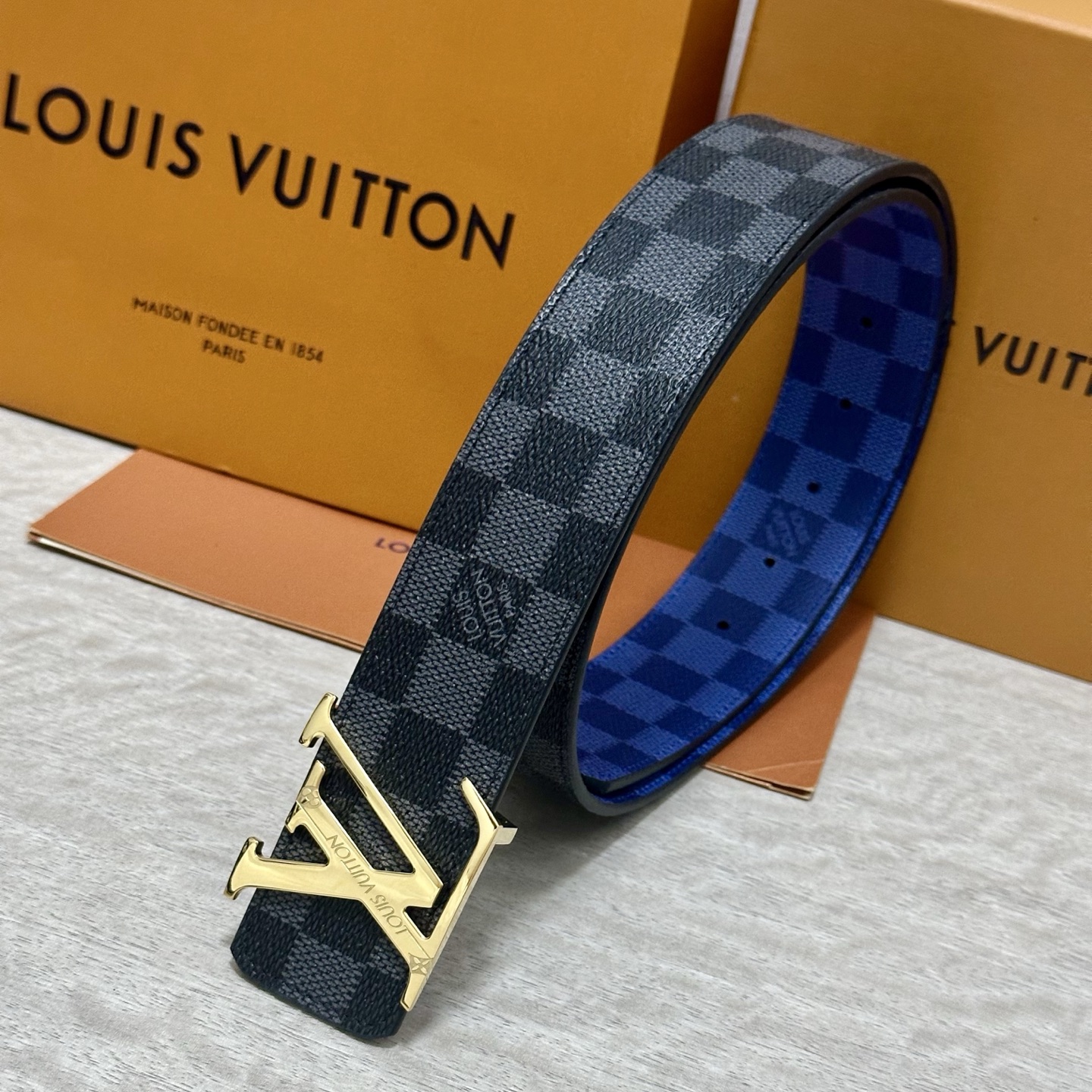 LV 宽4.0cm 双面腰带将两式经典融于一处。Monogram 印花瞩目放大，与焕新 Monogram