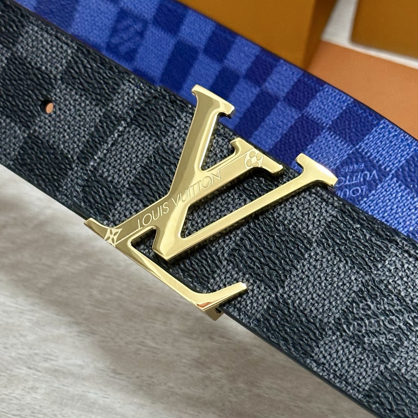 LV 宽4.0cm 双面腰带将两式经典融于一处。Monogram 印花瞩目放大，与焕新 Monogram