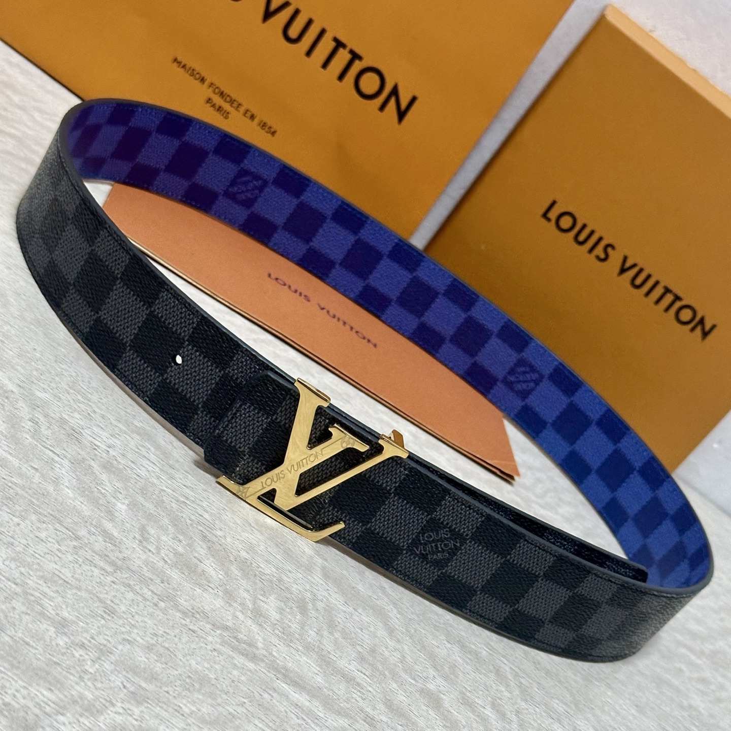LV 宽4.0cm 双面腰带将两式经典融于一处。Monogram 印花瞩目放大，与焕新 Monogram