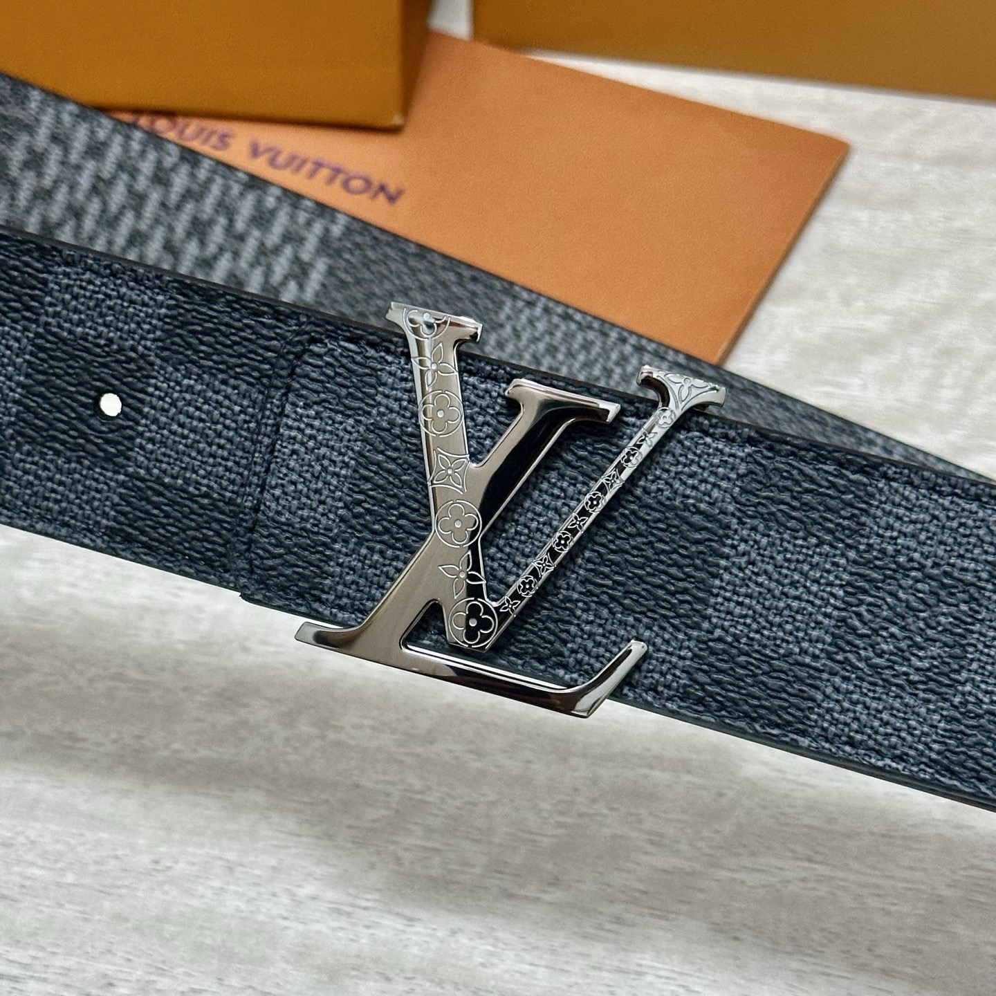 LV 宽4.0cm 双面腰带将两式经典融于一处。Monogram 印花瞩目放大，与焕新 Monogram