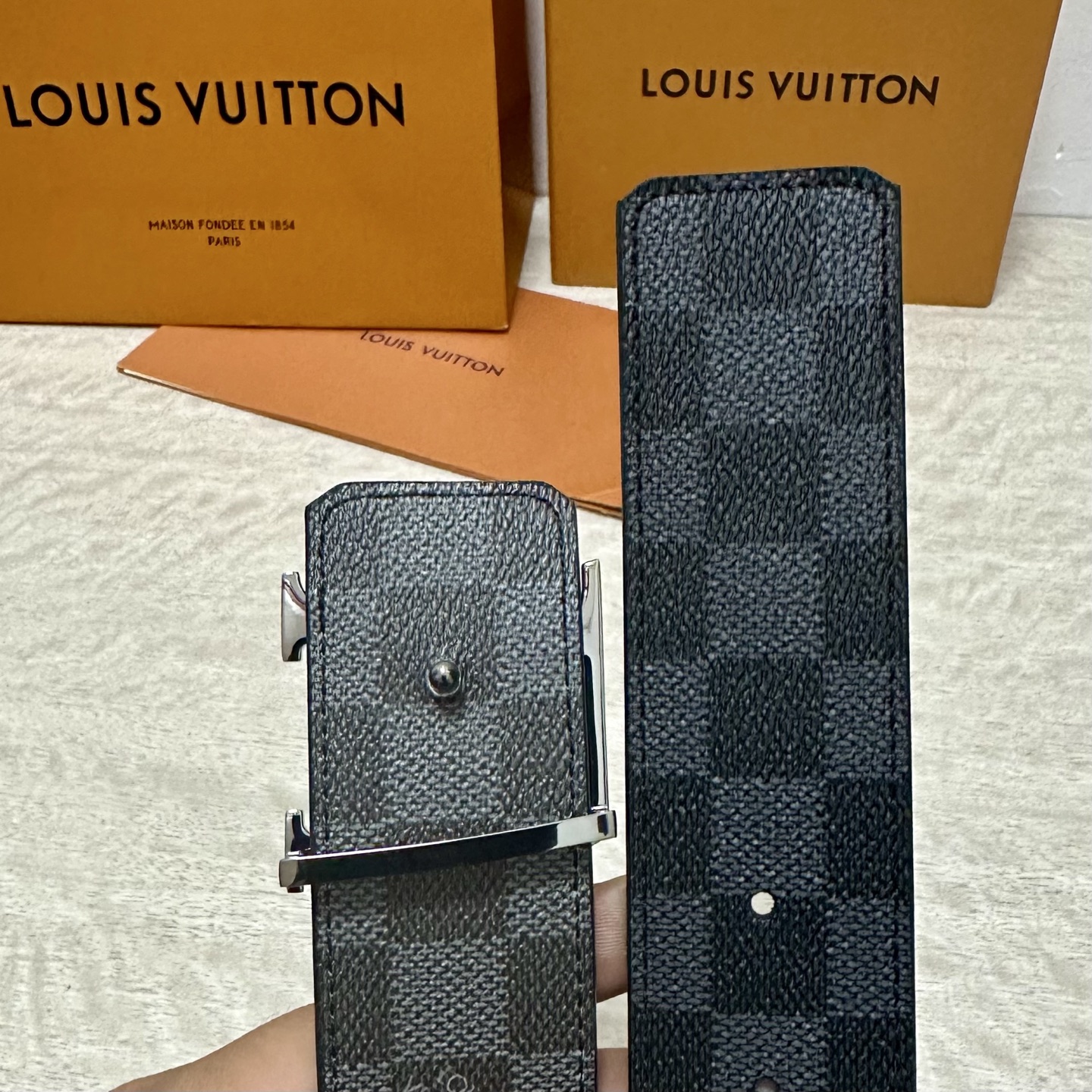 LV 宽4.0cm 双面腰带将两式经典融于一处。Monogram 印花瞩目放大，与焕新 Monogram