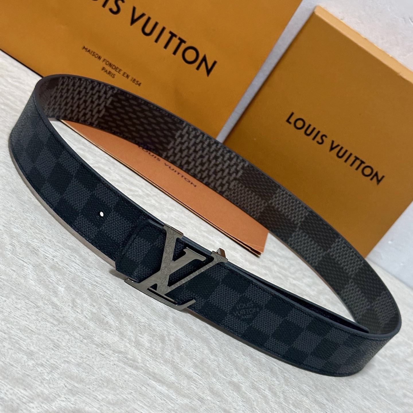 LV 宽4.0cm 双面腰带将两式经典融于一处。Monogram 印花瞩目放大，与焕新 Monogram