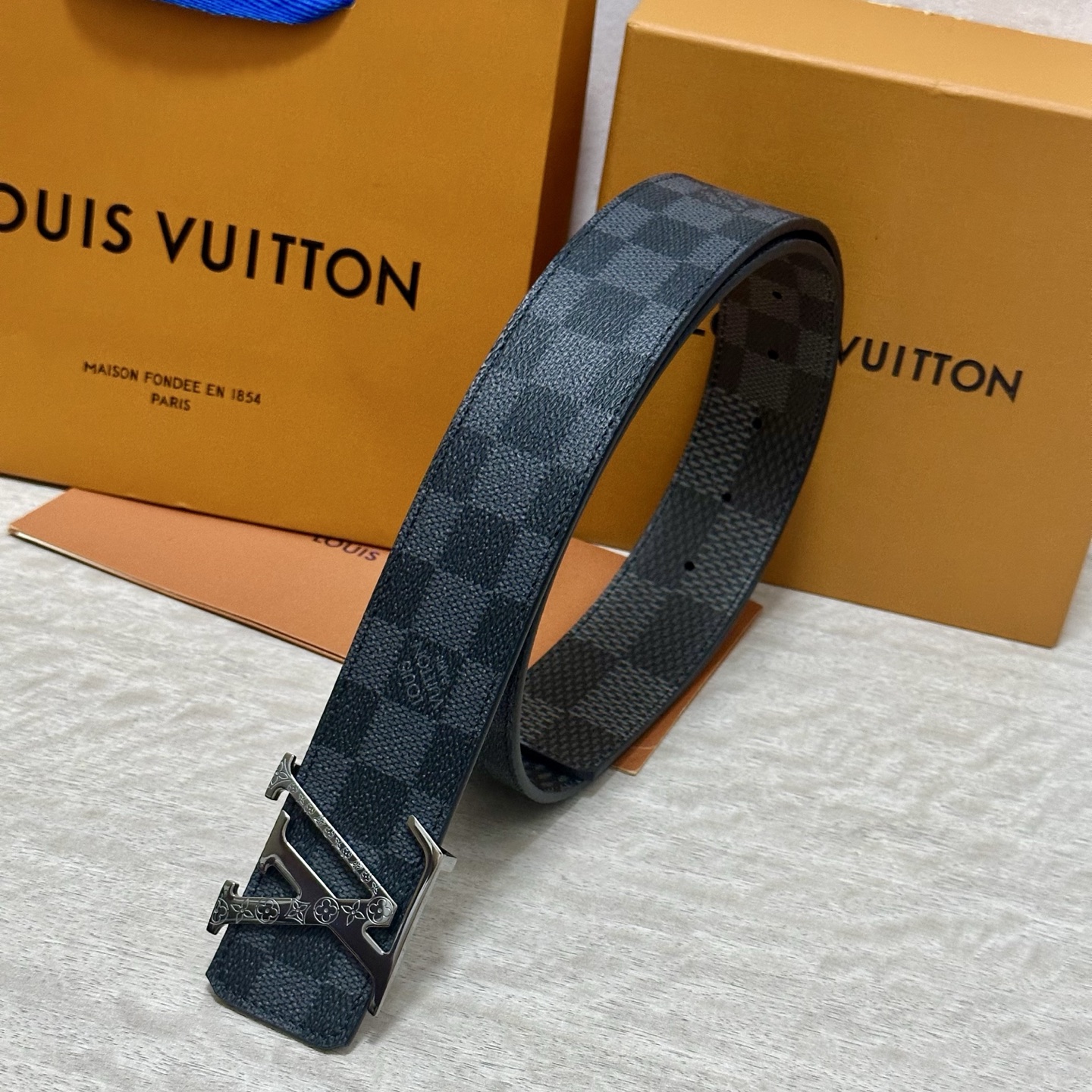 LV 宽4.0cm 双面腰带将两式经典融于一处。Monogram 印花瞩目放大，与焕新 Monogram