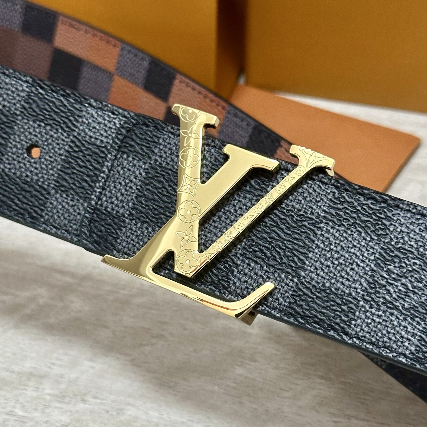 LV 宽4.0cm 双面腰带将两式经典融于一处。Monogram 印花瞩目放大，与焕新 Monogram