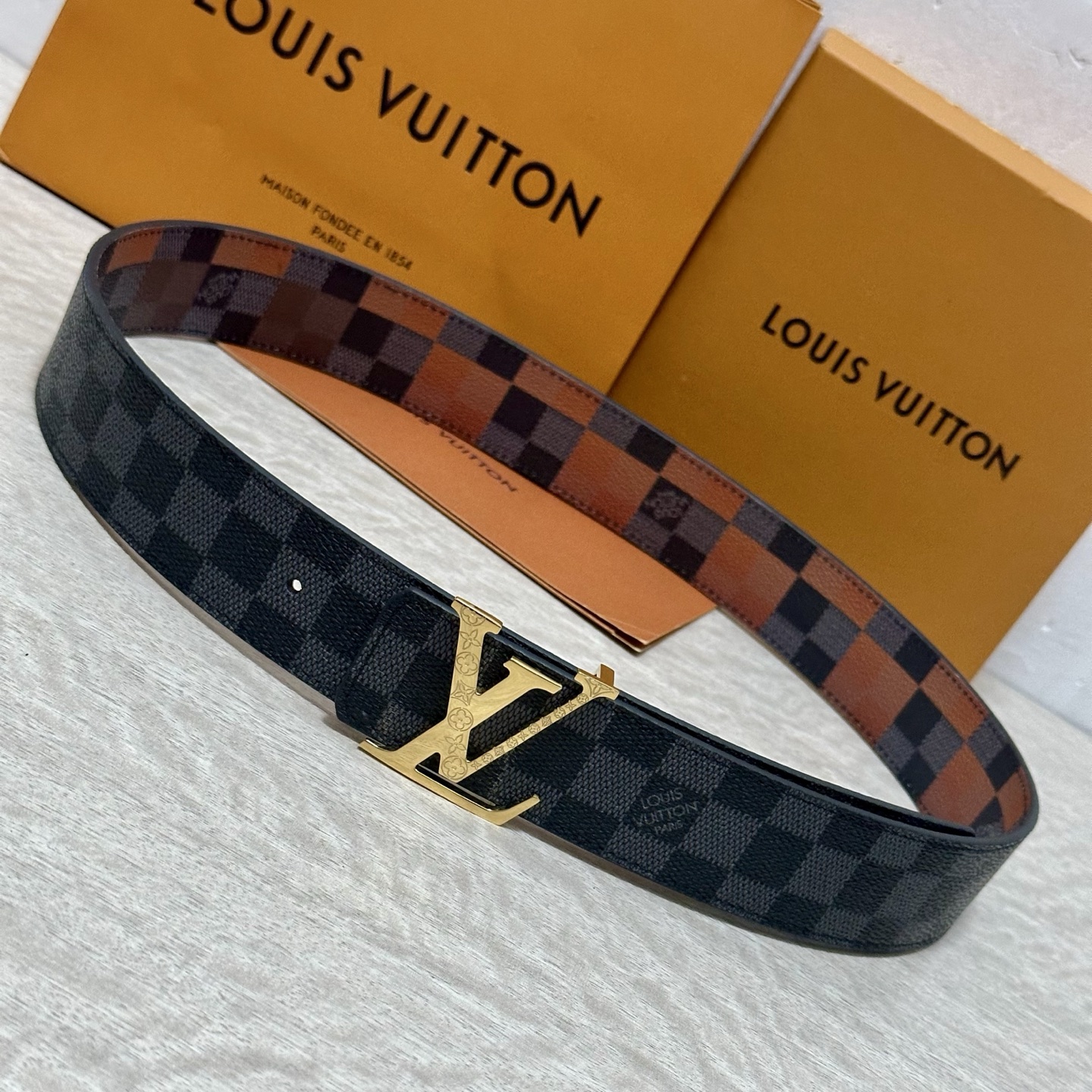 LV 宽4.0cm 双面腰带将两式经典融于一处。Monogram 印花瞩目放大，与焕新 Monogram