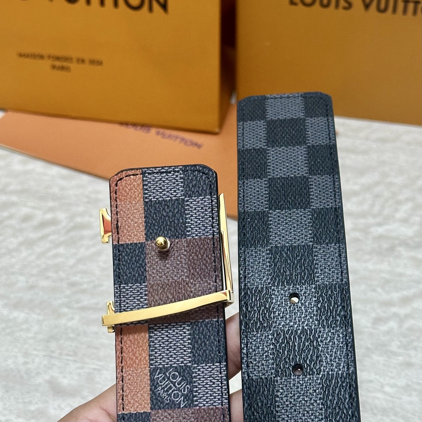 LV 宽4.0cm 双面腰带将两式经典融于一处。Monogram 印花瞩目放大，与焕新 Monogram