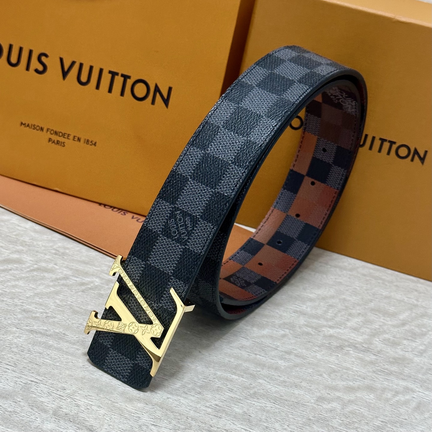 LV 宽4.0cm 双面腰带将两式经典融于一处。Monogram 印花瞩目放大，与焕新 Monogram