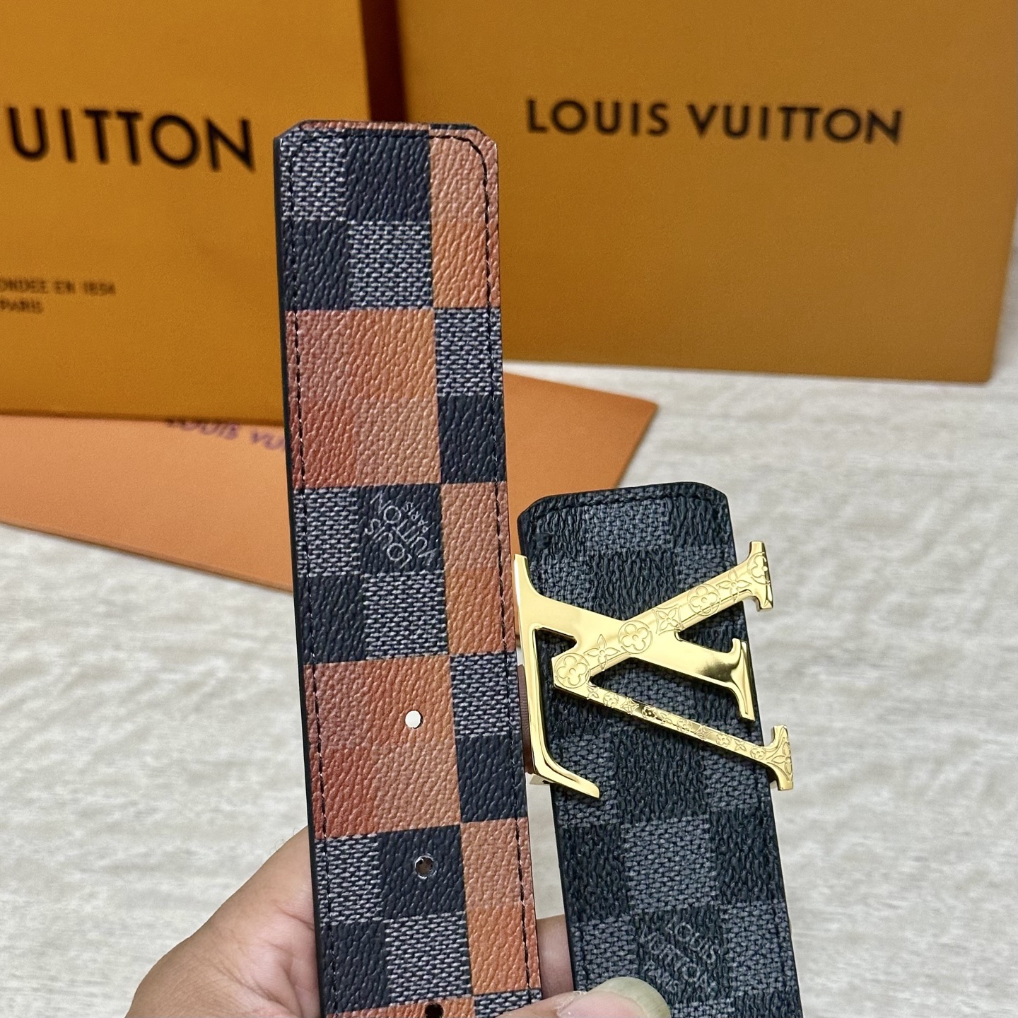LV 宽4.0cm 双面腰带将两式经典融于一处。Monogram 印花瞩目放大，与焕新 Monogram