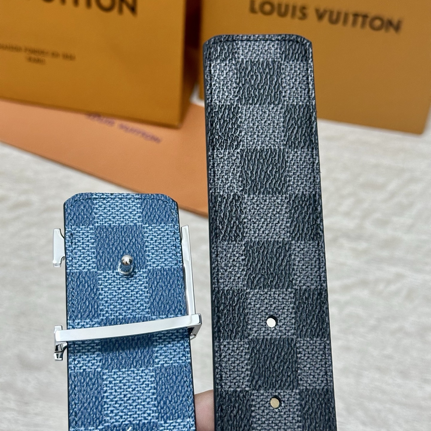 LV 宽4.0cm 双面腰带将两式经典融于一处。Monogram 印花瞩目放大，与焕新 Monogram