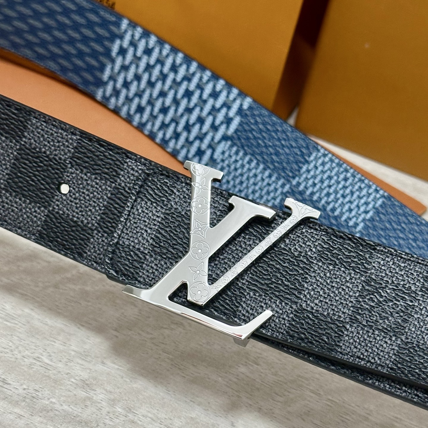LV 宽4.0cm 双面腰带将两式经典融于一处。Monogram 印花瞩目放大，与焕新 Monogram