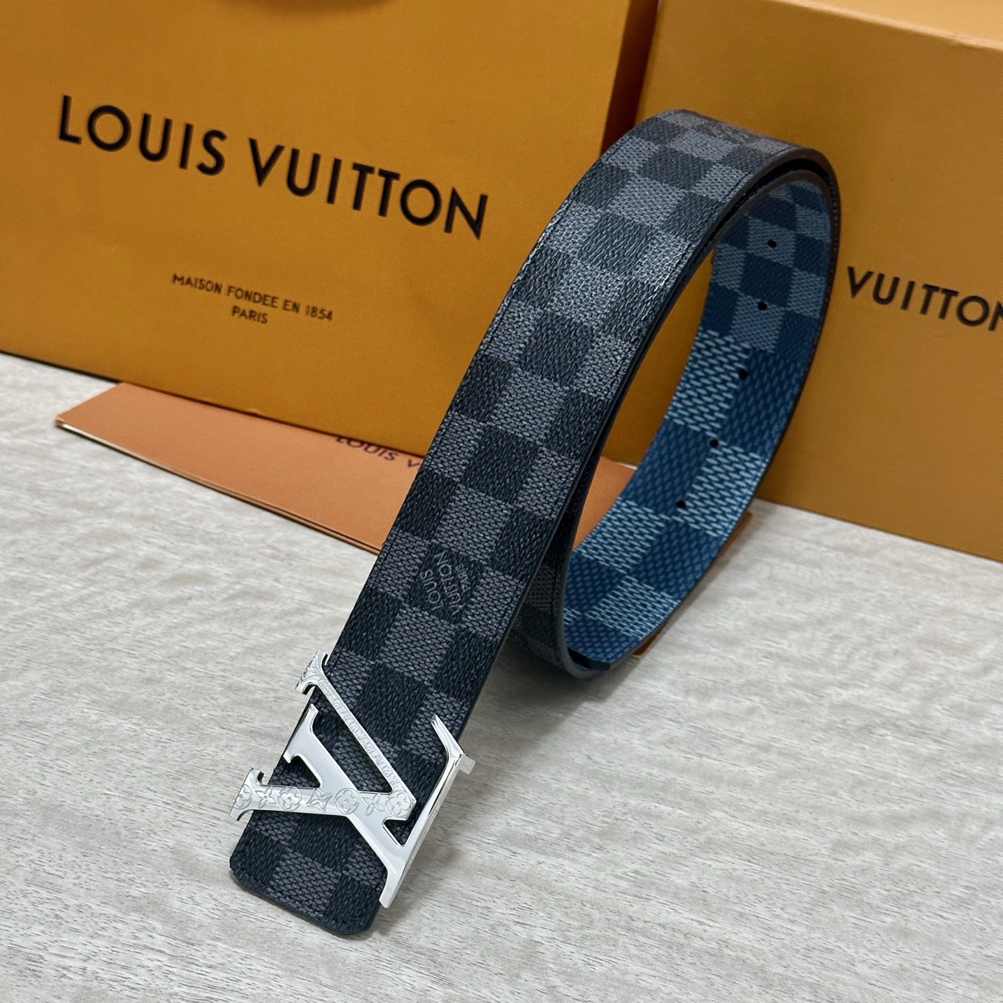 LV 宽4.0cm 双面腰带将两式经典融于一处。Monogram 印花瞩目放大，与焕新 Monogram