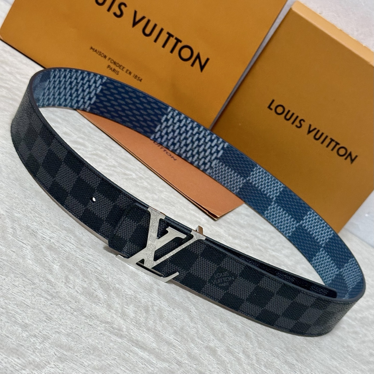 LV 宽4.0cm 双面腰带将两式经典融于一处。Monogram 印花瞩目放大，与焕新 Monogram