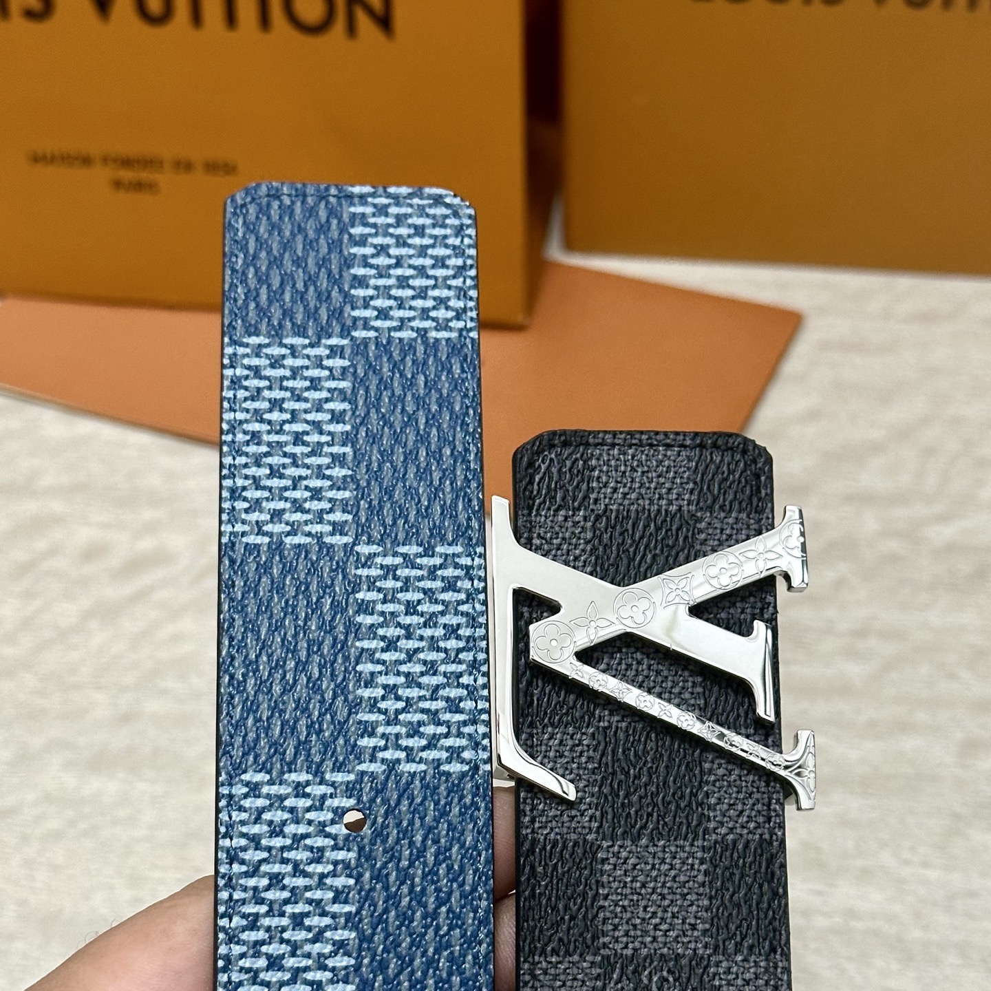 LV 宽4.0cm 双面腰带将两式经典融于一处。Monogram 印花瞩目放大，与焕新 Monogram
