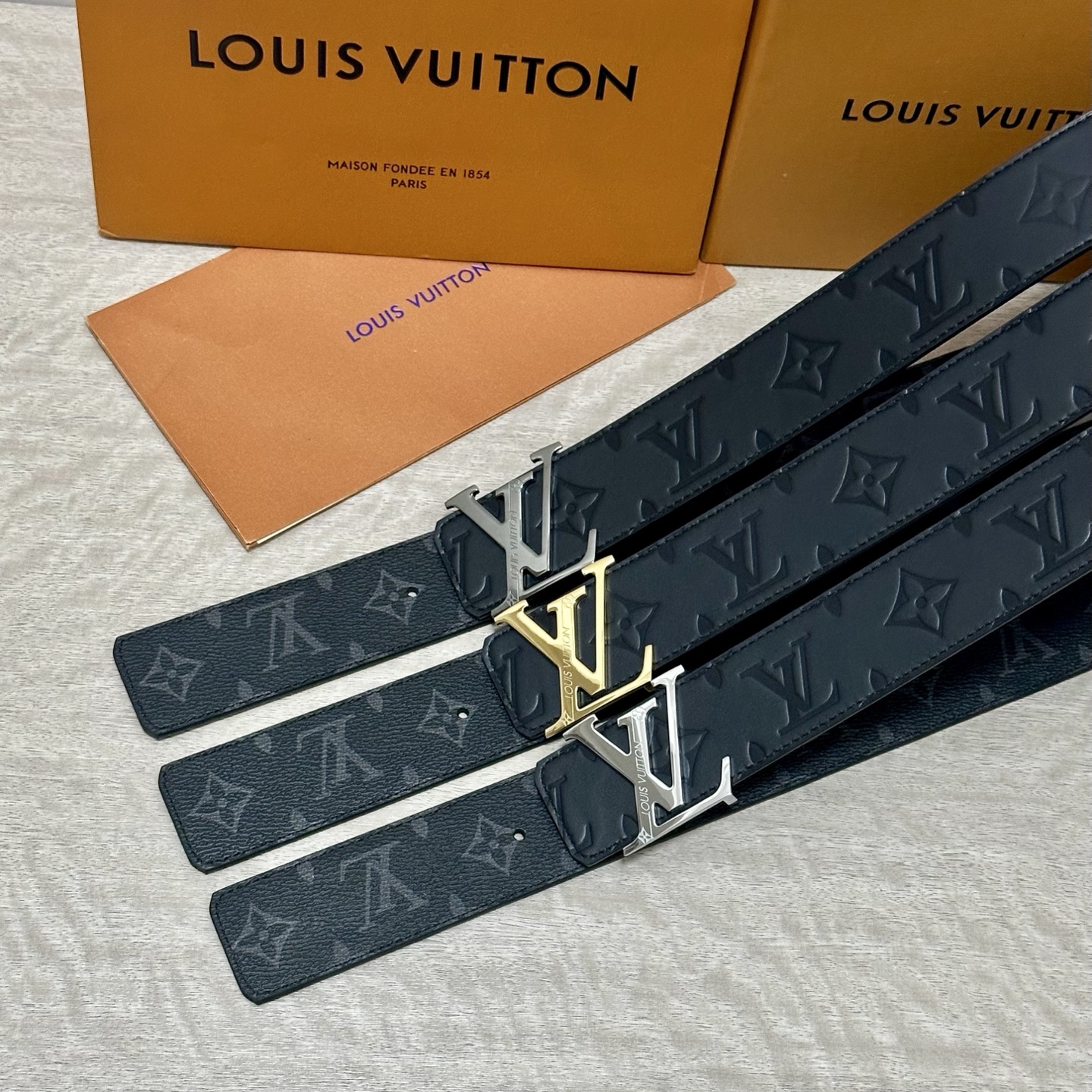LV.路易威登 宽40MM双面原版小牛皮 搭配单钌钯电镀扣 完美的手感.油边 出众的设计.风格 高贵奢华