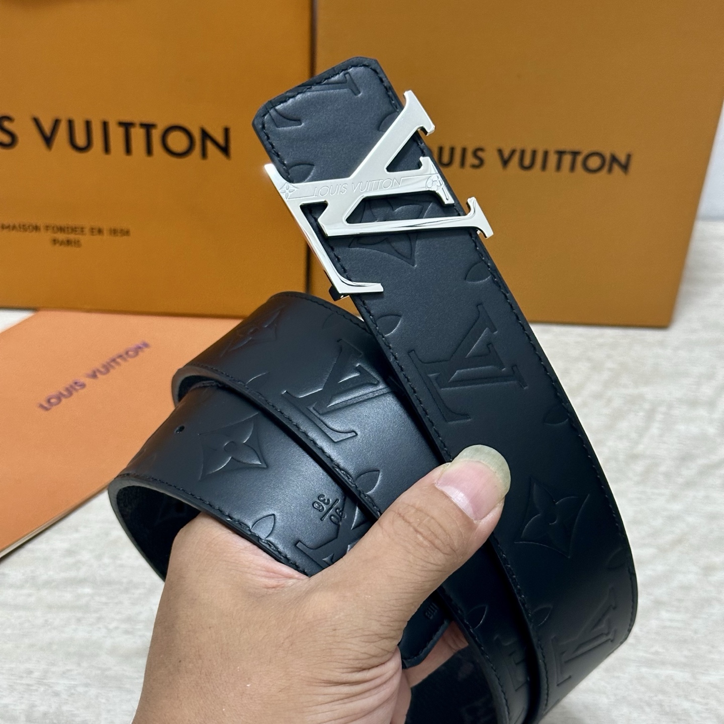 LV.路易威登 宽40MM双面原版小牛皮 搭配单钌钯电镀扣 完美的手感.油边 出众的设计.风格 高贵奢华