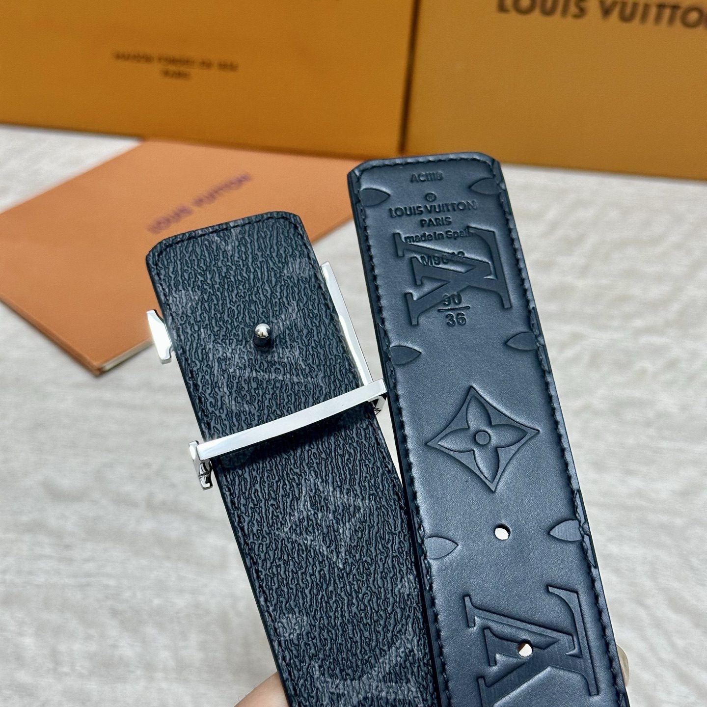 LV.路易威登 宽40MM双面原版小牛皮 搭配单钌钯电镀扣 完美的手感.油边 出众的设计.风格 高贵奢华