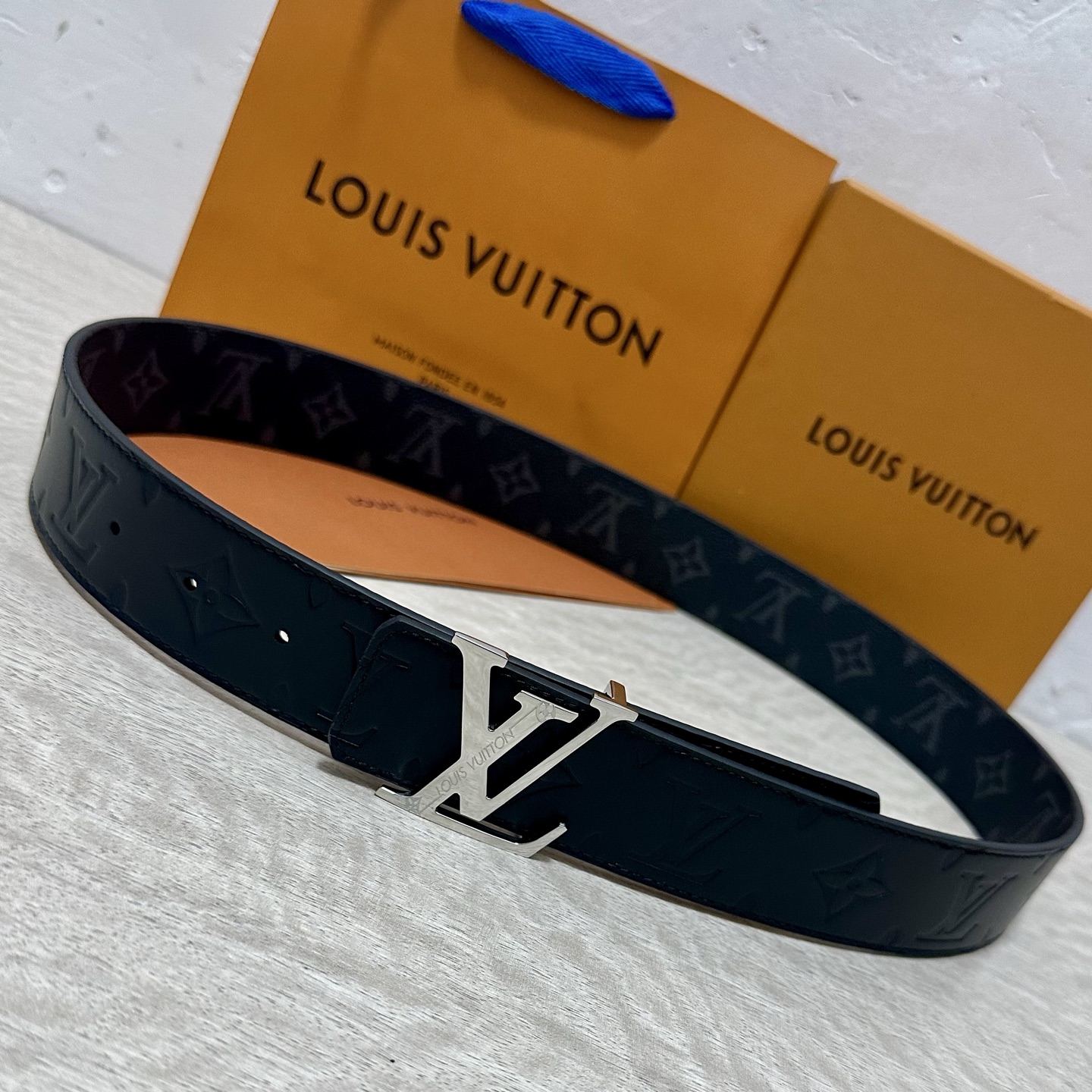 LV.路易威登 宽40MM双面原版小牛皮 搭配单钌钯电镀扣 完美的手感.油边 出众的设计.风格 高贵奢华