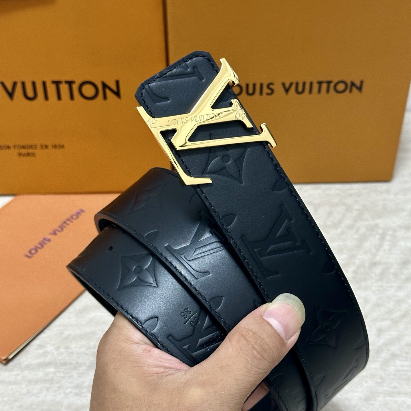 LV.路易威登 宽40MM双面原版小牛皮 搭配单钌钯电镀扣 完美的手感.油边 出众的设计.风格 高贵奢华