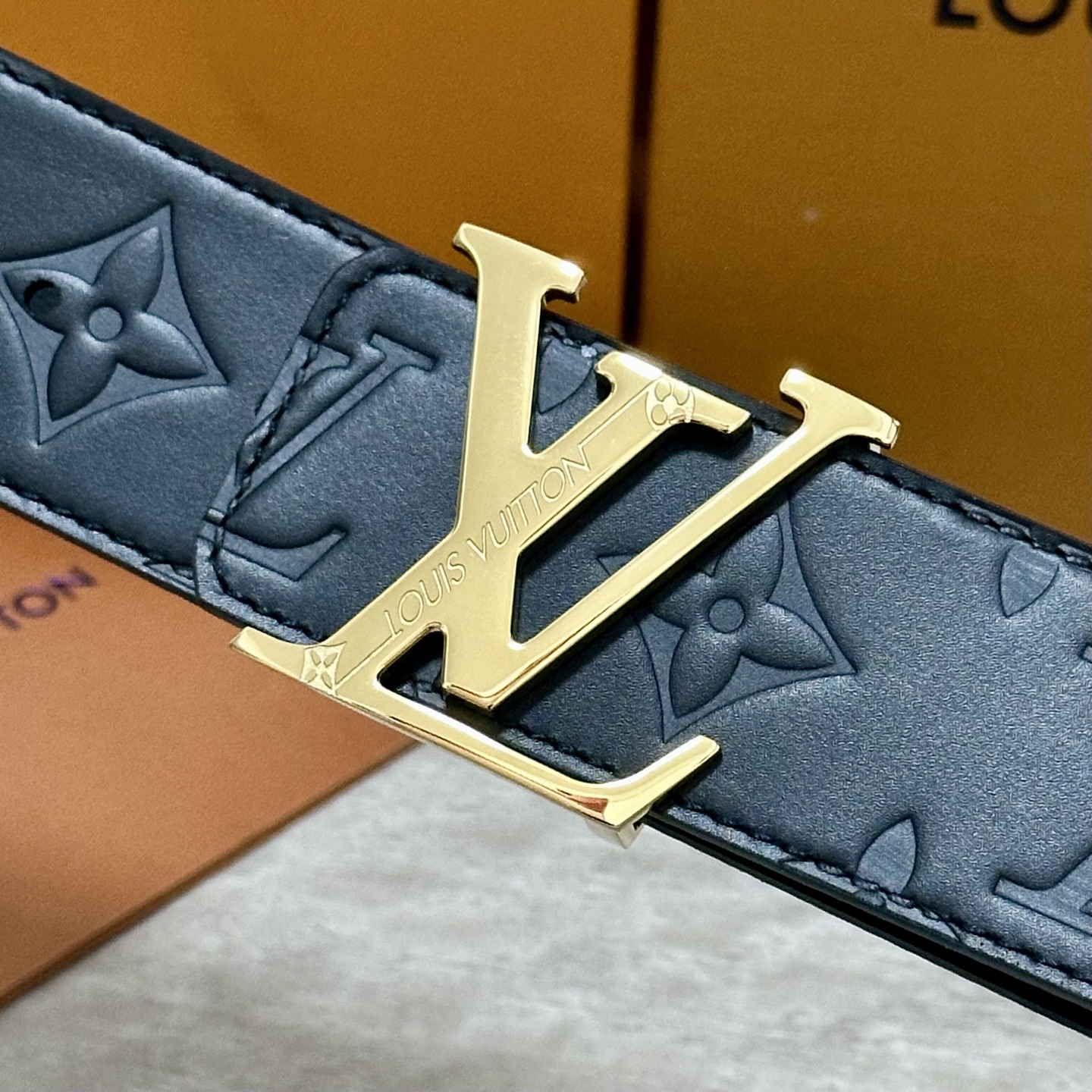 LV.路易威登 宽40MM双面原版小牛皮 搭配单钌钯电镀扣 完美的手感.油边 出众的设计.风格 高贵奢华