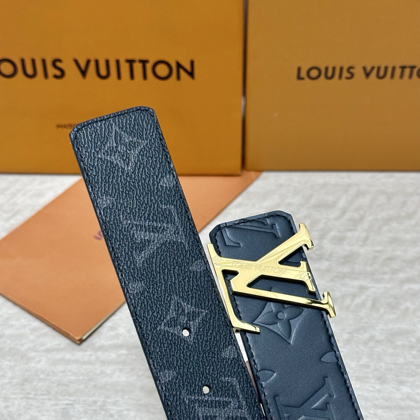 LV.路易威登 宽40MM双面原版小牛皮 搭配单钌钯电镀扣 完美的手感.油边 出众的设计.风格 高贵奢华