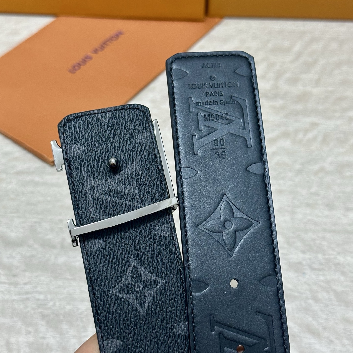 LV.路易威登 宽40MM双面原版小牛皮 搭配单钌钯电镀扣 完美的手感.油边 出众的设计.风格 高贵奢华