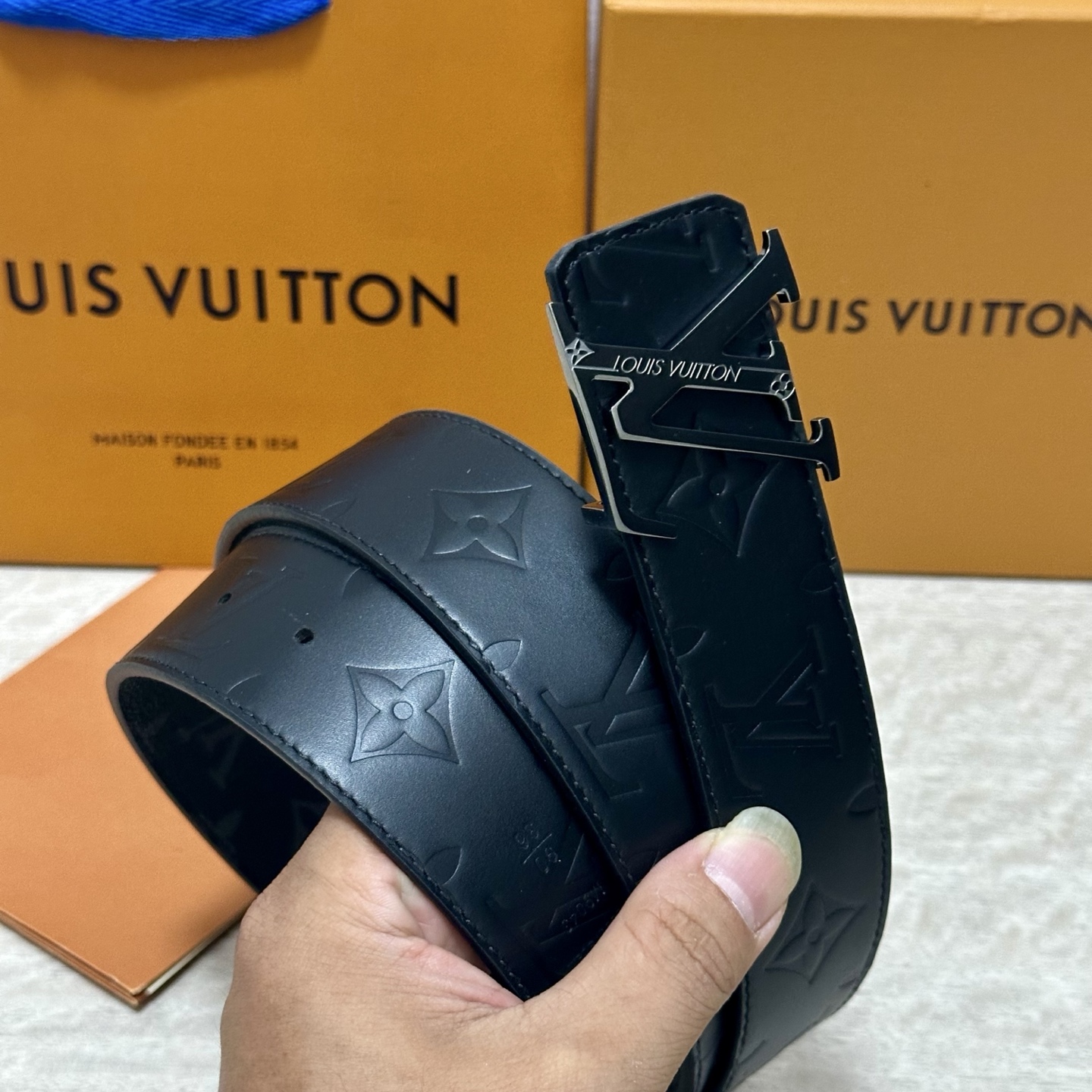 LV.路易威登 宽40MM双面原版小牛皮 搭配单钌钯电镀扣 完美的手感.油边 出众的设计.风格 高贵奢华